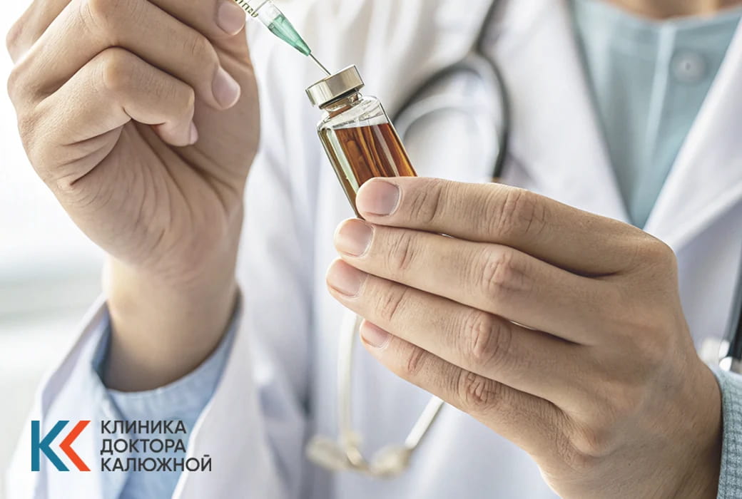 Человек держит ампулу и шприц